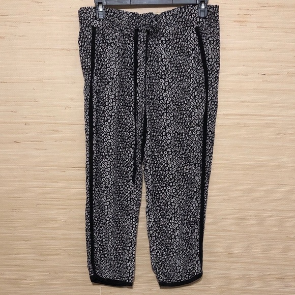 Diane Von Furstenberg Pants - Diane Von Furstenberg 100% Silk Patterned Drawstring Capri Pants Size Medium